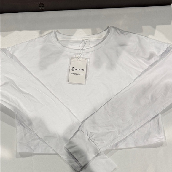 mippo Tops - MIIPPO White Long Sleeve Crop Top. Size medium. NWT
